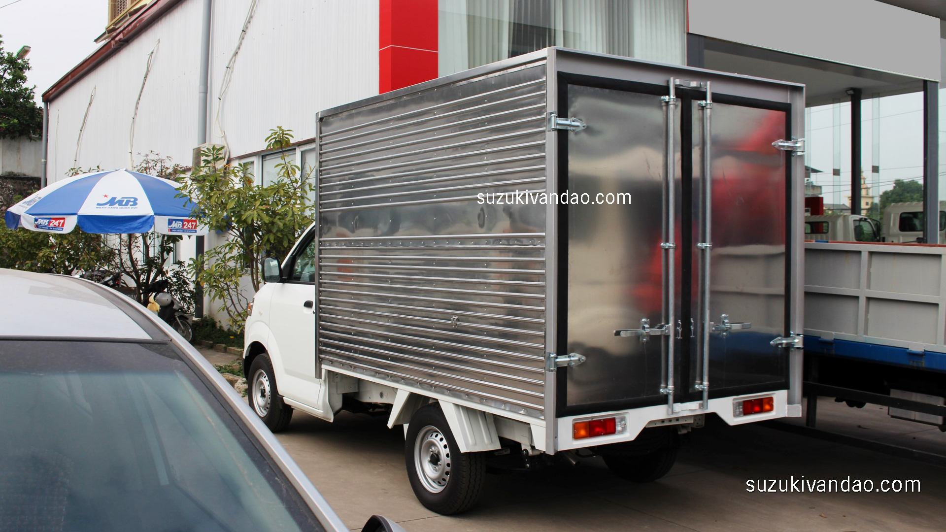 Xe tải Suzuki 7 tạ thùng kín inox siêu dài